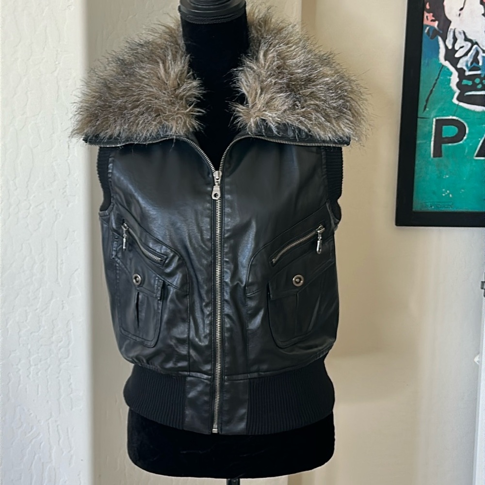 NWOT  Neu Look Black Vegan Leather Bomber Vest With Faux Fur Collar Size L